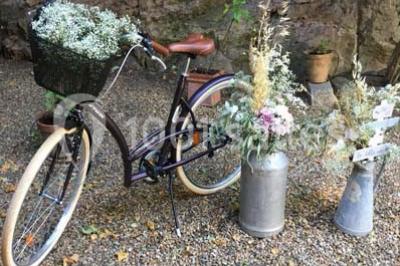 Miniature Location salle Sète (Hérault) - Le Jardin #26 Un vélo vintage avec un panier de fleurs, entouré de pots et arrosoirs fleuris sur un sol en gravier.