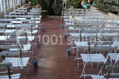 Miniature Location salle Sète (Hérault) - Le Jardin #20 Un vélo vintage avec un panier de fleurs, entouré de pots et arrosoirs fleuris sur un sol en gravier.