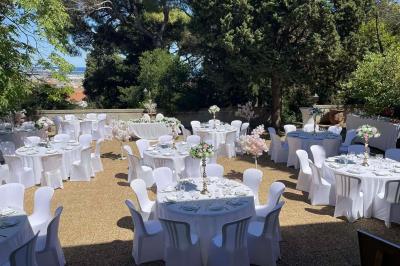 Miniature Location salle Sète (Hérault) - Le Jardin #2 Un vélo vintage avec un panier de fleurs, entouré de pots et arrosoirs fleuris sur un sol en gravier.