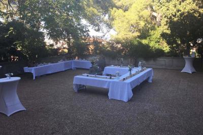 Miniature Location salle Sète (Hérault) - Le Jardin #12 Un vélo vintage avec un panier de fleurs, entouré de pots et arrosoirs fleuris sur un sol en gravier.