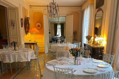 Miniature Location salle Sète (Hérault) - Le Jardin #4 Un vélo vintage avec un panier de fleurs, entouré de pots et arrosoirs fleuris sur un sol en gravier.