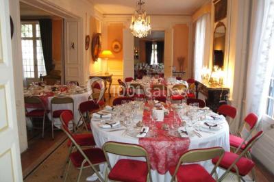 Miniature Location salle Sète (Hérault) - Le Jardin #6 Un vélo vintage avec un panier de fleurs, entouré de pots et arrosoirs fleuris sur un sol en gravier.
