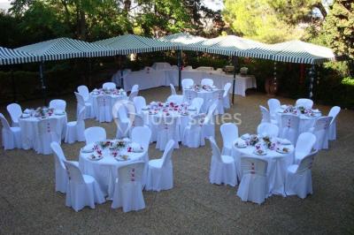 Miniature Location salle Sète (Hérault) - Le Jardin #14 Un vélo vintage avec un panier de fleurs, entouré de pots et arrosoirs fleuris sur un sol en gravier.
