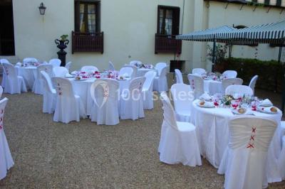 Miniature Location salle Sète (Hérault) - Le Jardin #15 Un vélo vintage avec un panier de fleurs, entouré de pots et arrosoirs fleuris sur un sol en gravier.
