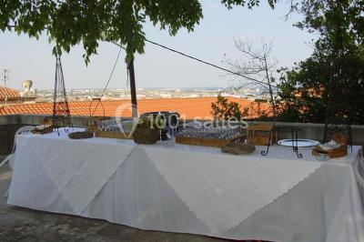 Miniature Location salle Sète (Hérault) - Le Jardin #24 Un vélo vintage avec un panier de fleurs, entouré de pots et arrosoirs fleuris sur un sol en gravier.