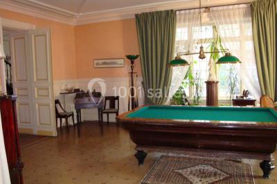 Miniature Location salle Sète (Hérault) - Le Jardin #7 Un vélo vintage avec un panier de fleurs, entouré de pots et arrosoirs fleuris sur un sol en gravier.