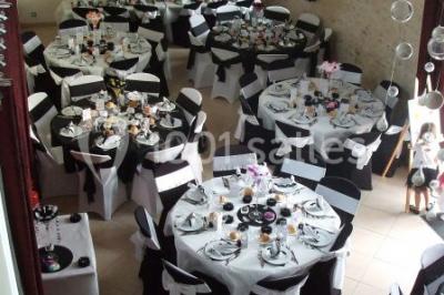 Miniature Location salle Chauvigny (Vienne) - Les Gîtes d’Isel #6 Terrasse avec table, chaises en plastique et parasol, située devant une maison en pierre avec jardin gazonné.