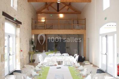 Miniature Location salle Chauvigny (Vienne) - Les Gîtes d’Isel #3 Terrasse avec table, chaises en plastique et parasol, située devant une maison en pierre avec jardin gazonné.