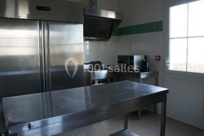 Miniature Location salle Chauvigny (Vienne) - Les Gîtes d’Isel #9 Terrasse avec table, chaises en plastique et parasol, située devant une maison en pierre avec jardin gazonné.