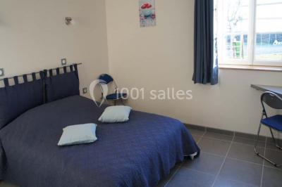 Miniature Location salle Chauvigny (Vienne) - Les Gîtes d’Isel #11 Terrasse avec table, chaises en plastique et parasol, située devant une maison en pierre avec jardin gazonné.