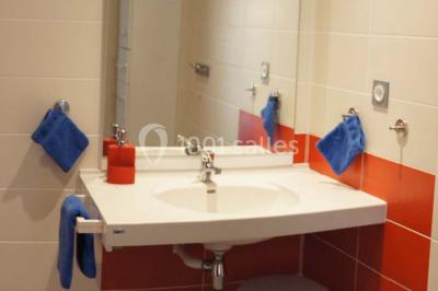 Miniature Location salle Chauvigny (Vienne) - Les Gîtes d’Isel #12 Terrasse avec table, chaises en plastique et parasol, située devant une maison en pierre avec jardin gazonné.