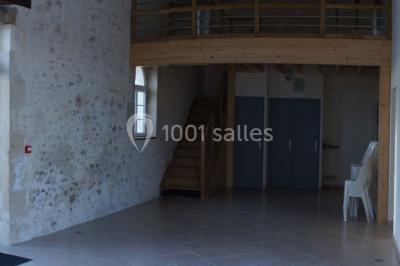 Miniature Location salle Chauvigny (Vienne) - Les Gîtes d’Isel #5 Piscine éclairée de nuit, entourée d'une clôture et de chaises longues sous des parasols.