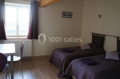 Miniature Location salle Chauvigny (Vienne) - Les Gîtes d’Isel #10 Piscine éclairée de nuit, entourée d'une clôture et de chaises longues sous des parasols.