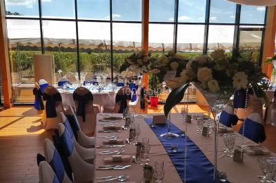 Cabane en bois arrondie dans un champ verdoyant sous un ciel bleu clair.