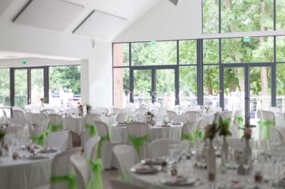 Deux lits simples en bois avec couvre-lits bleus dans une chambre mansardée aux murs bleus et parquet au sol.