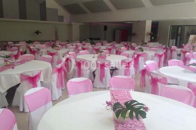 Deux lits simples en bois avec couvre-lits bleus dans une chambre mansardée aux murs bleus et parquet au sol.