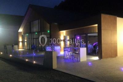 Deux lits simples en bois avec couvre-lits bleus dans une chambre mansardée aux murs bleus et parquet au sol.