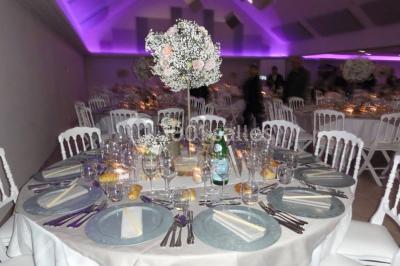 Deux lits simples en bois avec couvre-lits bleus dans une chambre mansardée aux murs bleus et parquet au sol.