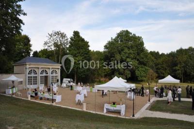 Deux lits simples en bois avec couvre-lits bleus dans une chambre mansardée aux murs bleus et parquet au sol.