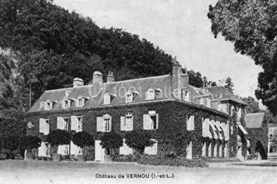 Deux lits simples en bois avec couvre-lits bleus dans une chambre mansardée aux murs bleus et parquet au sol.