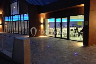 Deux lits simples en bois avec couvre-lits bleus dans une chambre mansardée aux murs bleus et parquet au sol.