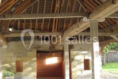 Deux lits simples en bois avec couvre-lits bleus dans une chambre mansardée aux murs bleus et parquet au sol.