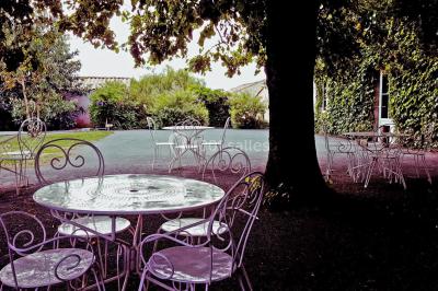Vue aérienne d'une propriété rurale avec plusieurs bâtiments, une piscine, une tente blanche et des champs environnants.