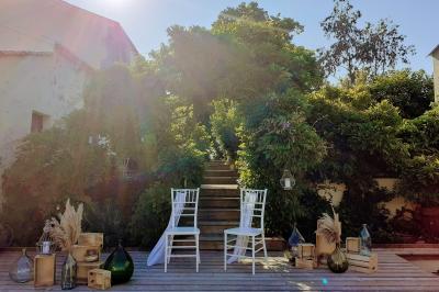 Vue aérienne d'une propriété rurale avec plusieurs bâtiments, une piscine, une tente blanche et des champs environnants.