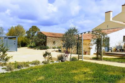 Vue aérienne d'une propriété rurale avec plusieurs bâtiments, une piscine, une tente blanche et des champs environnants.