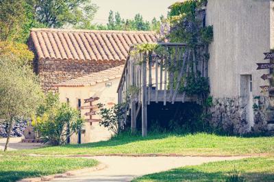 Vue aérienne d'une propriété rurale avec plusieurs bâtiments, une piscine, une tente blanche et des champs environnants.