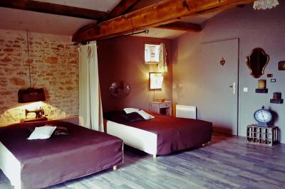 Vue aérienne d'une propriété rurale avec plusieurs bâtiments, une piscine, une tente blanche et des champs environnants.