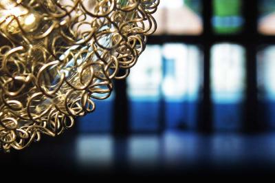 Vue aérienne d'une propriété rurale avec plusieurs bâtiments, une piscine, une tente blanche et des champs environnants.