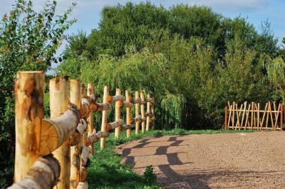 Vue aérienne d'une propriété rurale avec plusieurs bâtiments, une piscine, une tente blanche et des champs environnants.