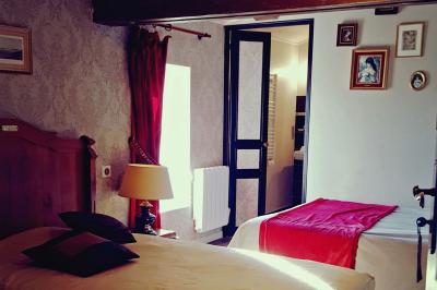 Vue aérienne d'une propriété rurale avec plusieurs bâtiments, une piscine, une tente blanche et des champs environnants.