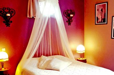 Vue aérienne d'une propriété rurale avec plusieurs bâtiments, une piscine, une tente blanche et des champs environnants.