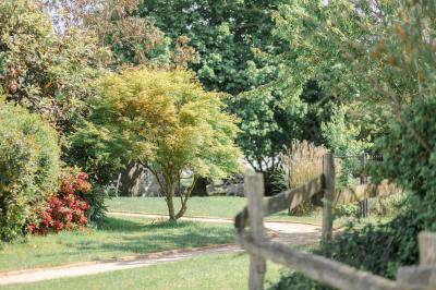 Vue aérienne d'une propriété rurale avec plusieurs bâtiments, une piscine, une tente blanche et des champs environnants.