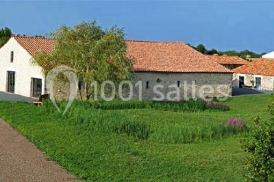 Vue aérienne d'une propriété rurale avec plusieurs bâtiments, une piscine, une tente blanche et des champs environnants.