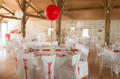 Vue aérienne d'une propriété rurale avec plusieurs bâtiments, une piscine, une tente blanche et des champs environnants.