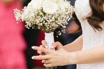 Une femme en tenue noire porte deux plateaux de hors-d'œuvre devant une porte rouge ouverte.