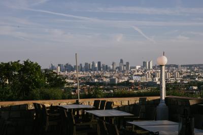 Personne coupant un plat composé de médaillons de viande, légumes rôtis et sauce blanche, servi sur une assiette blanche.