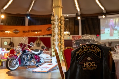 Miniature Location salle Argenteuil (Val-d'Oise) - Le Moulin d'Orgemont #38 Salle décorée avec des éléments Harley-Davidson, une moto exposée et un gilet de motard posé sur une chaise.