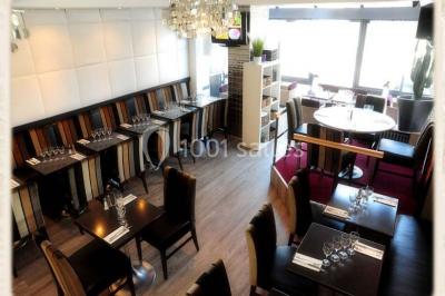 Miniature Location salle Rueil-Malmaison (Hauts-de-Seine) - Restaurant l'Avenue #3 Bar lumineux avec comptoir décoré de bouteilles colorées, entouré de tabourets et d'étagères garnies de bouteilles.