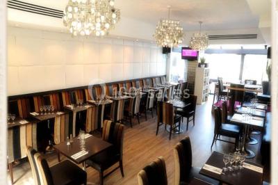 Buffet varié avec plats chauds, salades, pains et fruits, disposé dans une salle élégante avec décoration moderne.