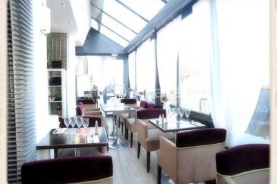 Buffet varié avec plats chauds, salades, pains et fruits, disposé dans une salle élégante avec décoration moderne.