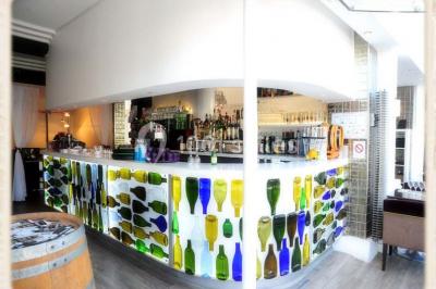 Buffet varié avec plats chauds, salades, pains et fruits, disposé dans une salle élégante avec décoration moderne.