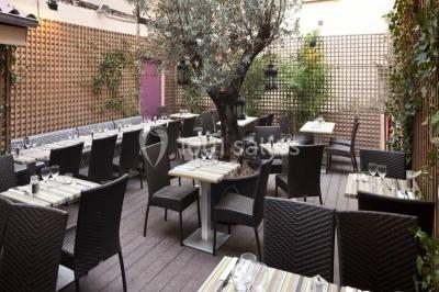 Buffet varié avec plats chauds, salades, pains et fruits, disposé dans une salle élégante avec décoration moderne.