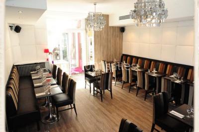 Buffet varié avec plats chauds, salades, pains et fruits, disposé dans une salle élégante avec décoration moderne.