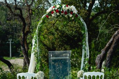 Entrée d'un bâtiment éclairé en soirée, avec des plantes décoratives et des personnes visibles à l'intérieur.