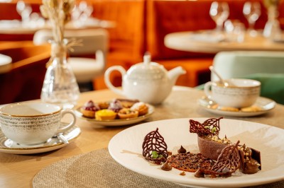 Vue d'une plage à marée basse avec des bouées jaunes et des structures ostréicoles dans une mer calme.