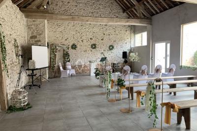Un couple en tenue de mariage pose sur des rails entourés de verdure dans un cadre naturel et lumineux.